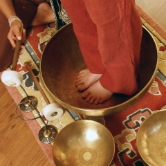 Full-body sound bath via the reflex zones of the soles of the feet